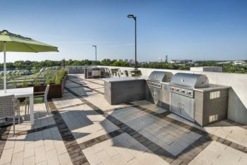 Rooftop grilling & outdoor dining area